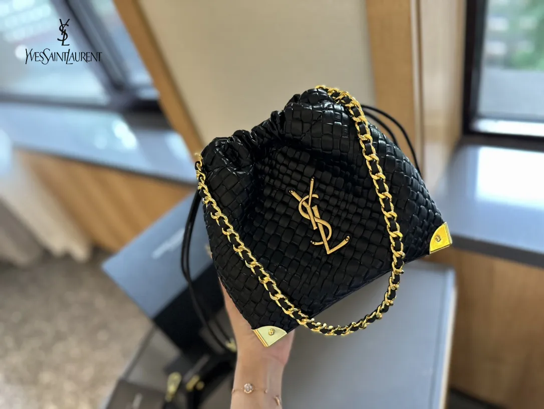 【2026】【YSL SAINT LAURENT 公式旗艦店】サンローラン   斜めがけバッグ 当日出荷 好評に付き再入荷！25*5*13CM  240722