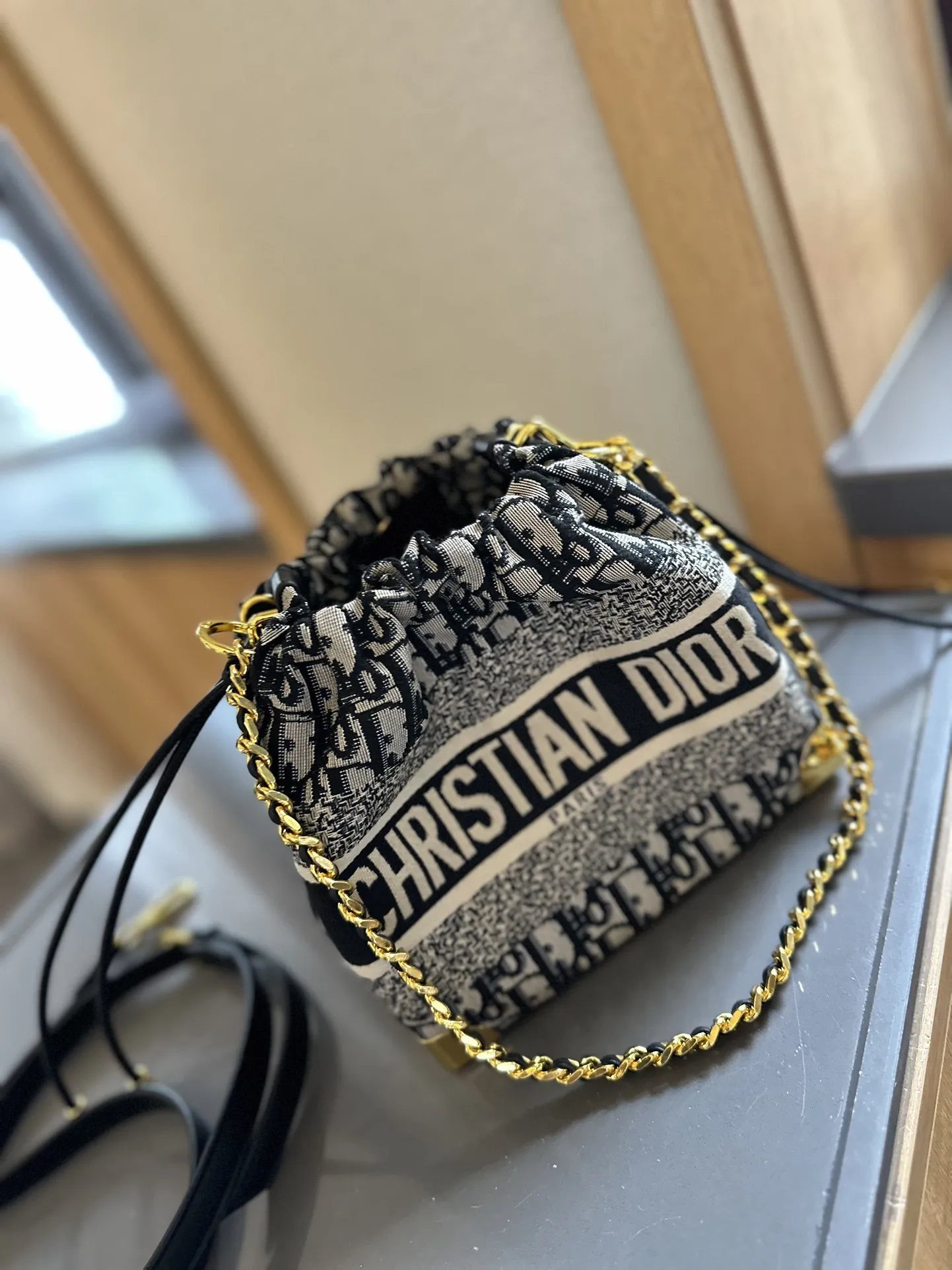 【2026】【YSL SAINT LAURENT 公式旗艦店】サンローラン   斜めがけバッグ 当日出荷 好評に付き再入荷！25*5*13CM  240722