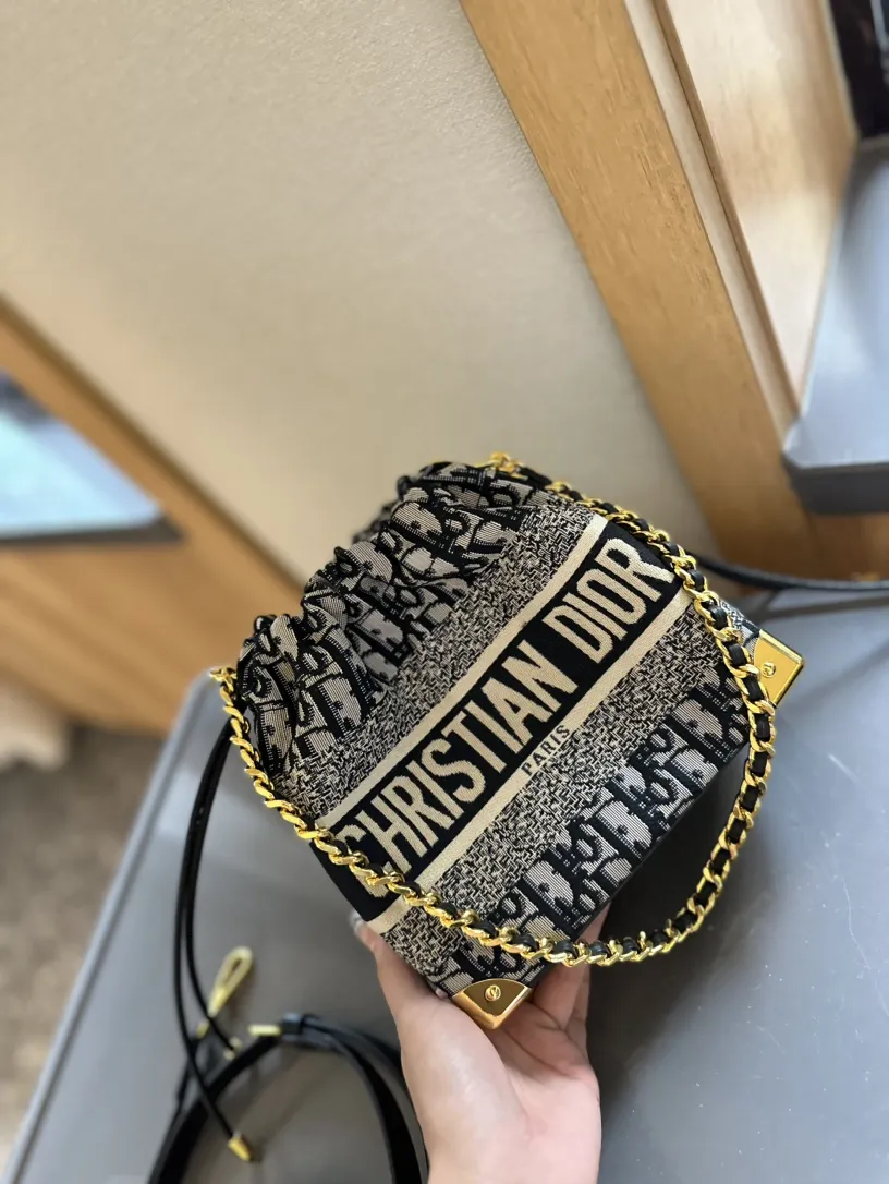 【2026】【YSL SAINT LAURENT 公式旗艦店】サンローラン   斜めがけバッグ 当日出荷 好評に付き再入荷！25*5*13CM  240722