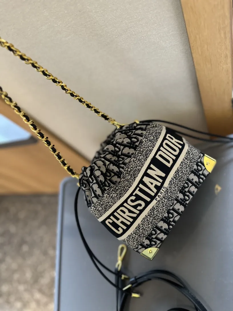 【2026】【YSL SAINT LAURENT 公式旗艦店】サンローラン   斜めがけバッグ 当日出荷 好評に付き再入荷！25*5*13CM  240722