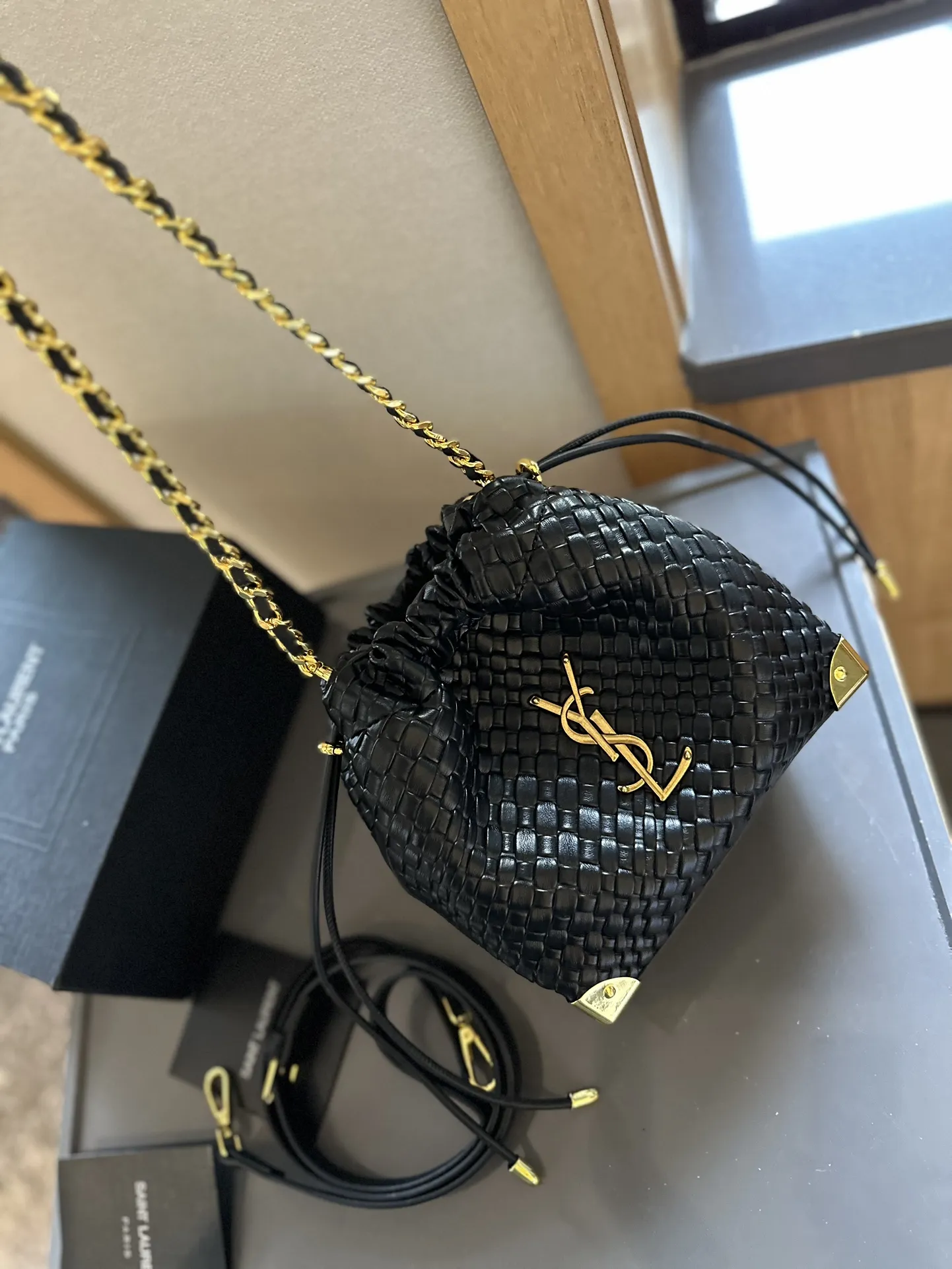 【2026】【YSL SAINT LAURENT 公式旗艦店】サンローラン   斜めがけバッグ 当日出荷 好評に付き再入荷！25*5*13CM  240722