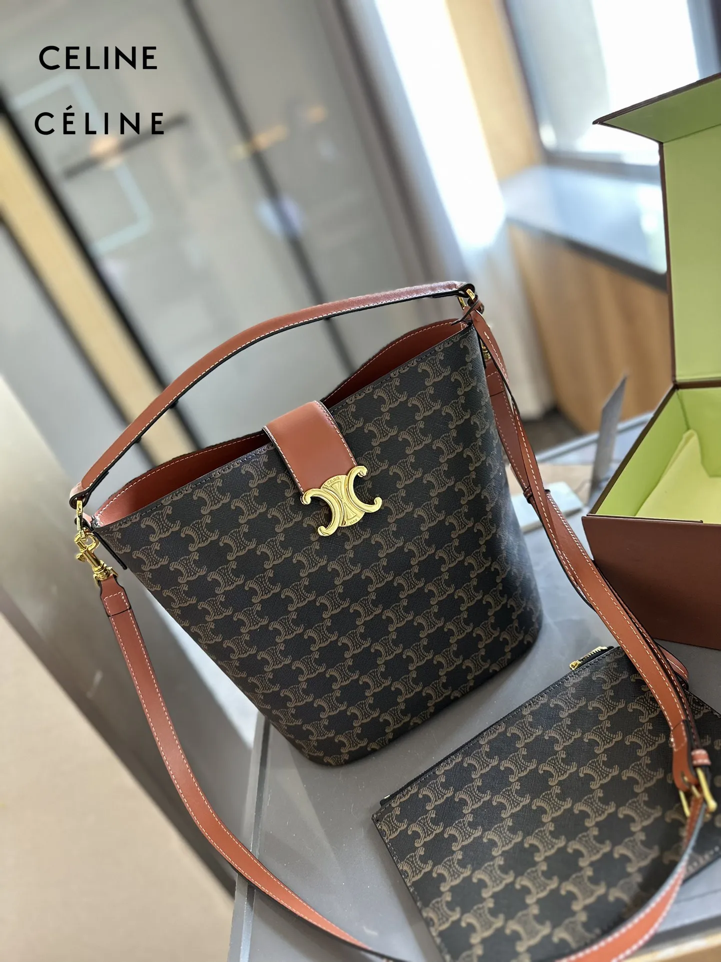【2026】【CELINE 公式旗艦店】セリーヌ 斜めがけバッグ 当日出荷 好評に付き再入荷！18*22CM  1240723