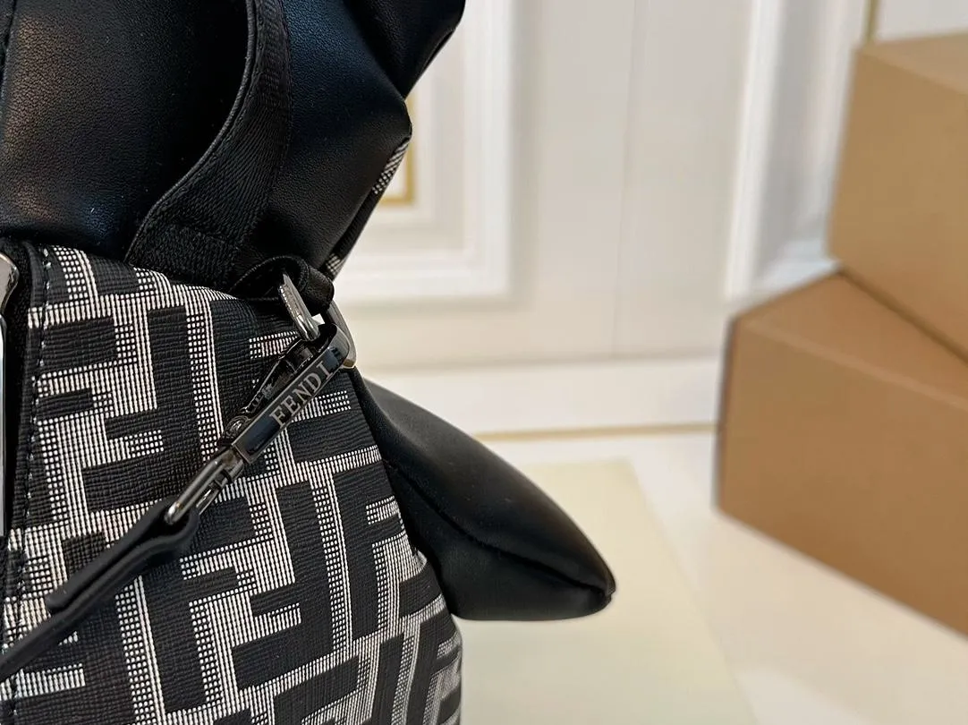【2026】【FENDI  公式旗艦店】フェンディ  リュックサック  当日出荷 好評に付き再入荷！17*30CM  240720