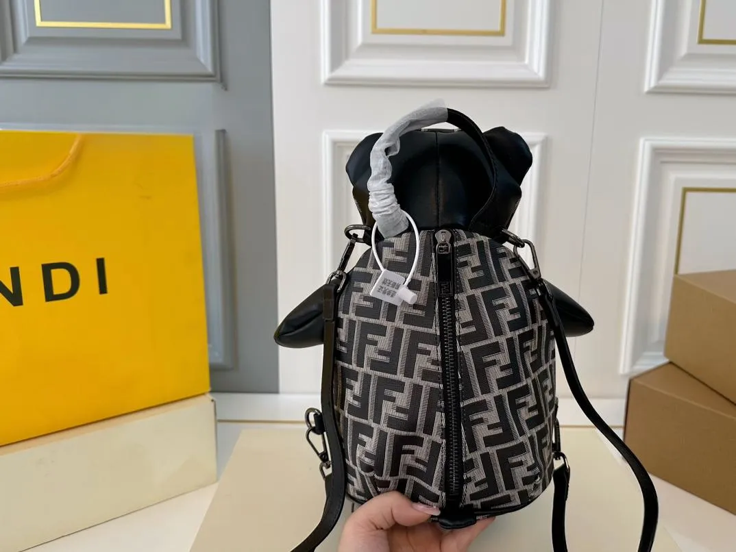 【2026】【FENDI  公式旗艦店】フェンディ  リュックサック  当日出荷 好評に付き再入荷！17*30CM  240720
