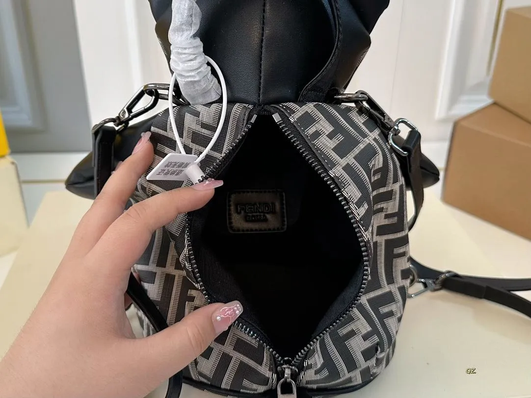 【2026】【FENDI  公式旗艦店】フェンディ  リュックサック  当日出荷 好評に付き再入荷！17*30CM  240720