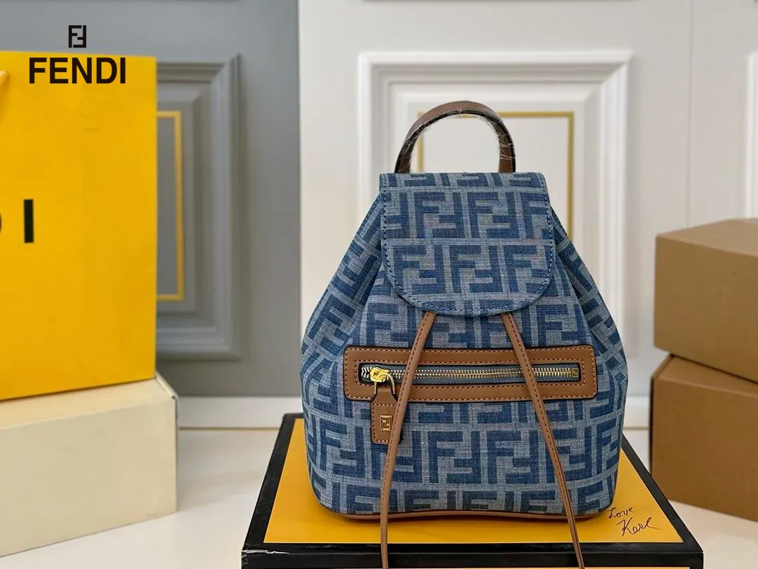 【2026】【FENDI  公式旗艦店】フェンディ  リュックサック  当日出荷 好評に付き再入荷！21*24CM  240720
