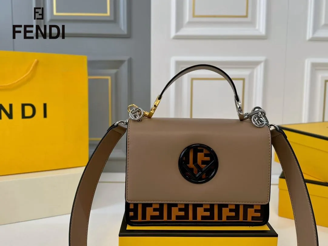 【2026】【FENDI  公式旗艦店】フェンディ 斜めがけバッグ  当日出荷 好評に付き再入荷！25*18CM  240720