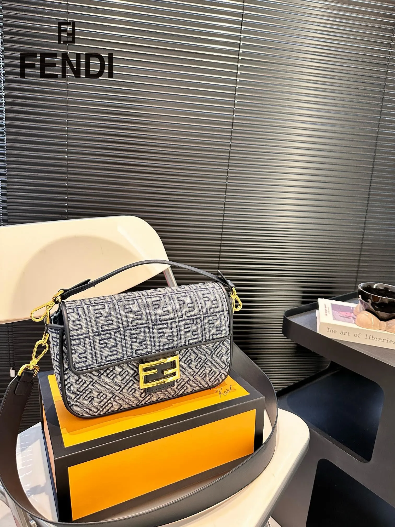 【2026】【FENDI  公式旗艦店】フェンディ 斜めがけバッグ  当日出荷 好評に付き再入荷！25*15CM  240720