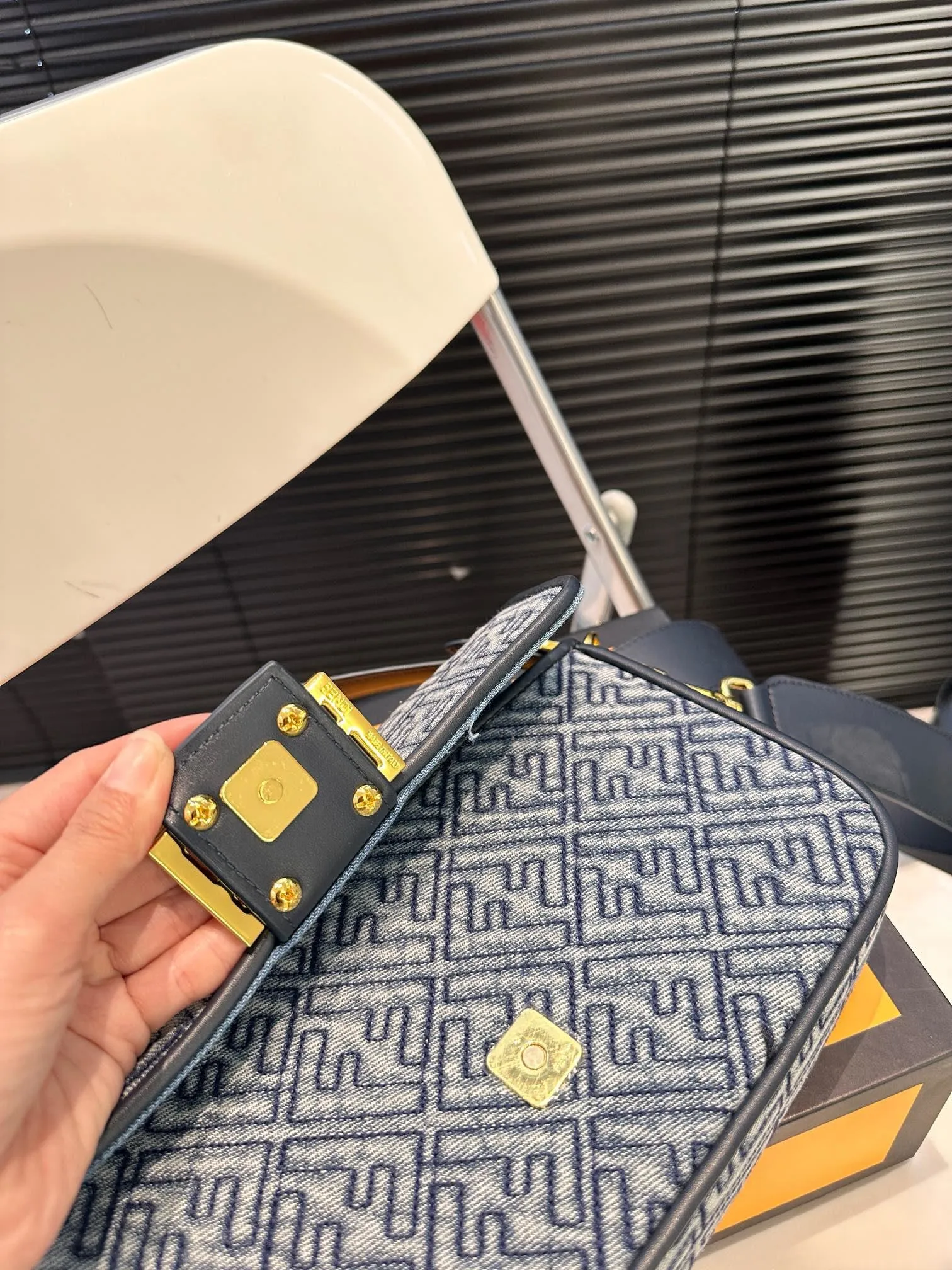 【2026】【FENDI  公式旗艦店】フェンディ 斜めがけバッグ  当日出荷 好評に付き再入荷！25*15CM  240720