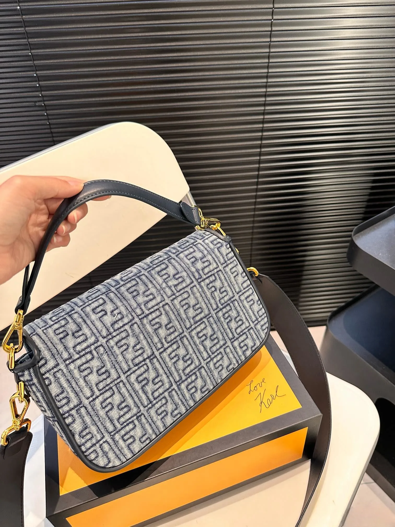 【2026】【FENDI  公式旗艦店】フェンディ 斜めがけバッグ  当日出荷 好評に付き再入荷！25*15CM  240720