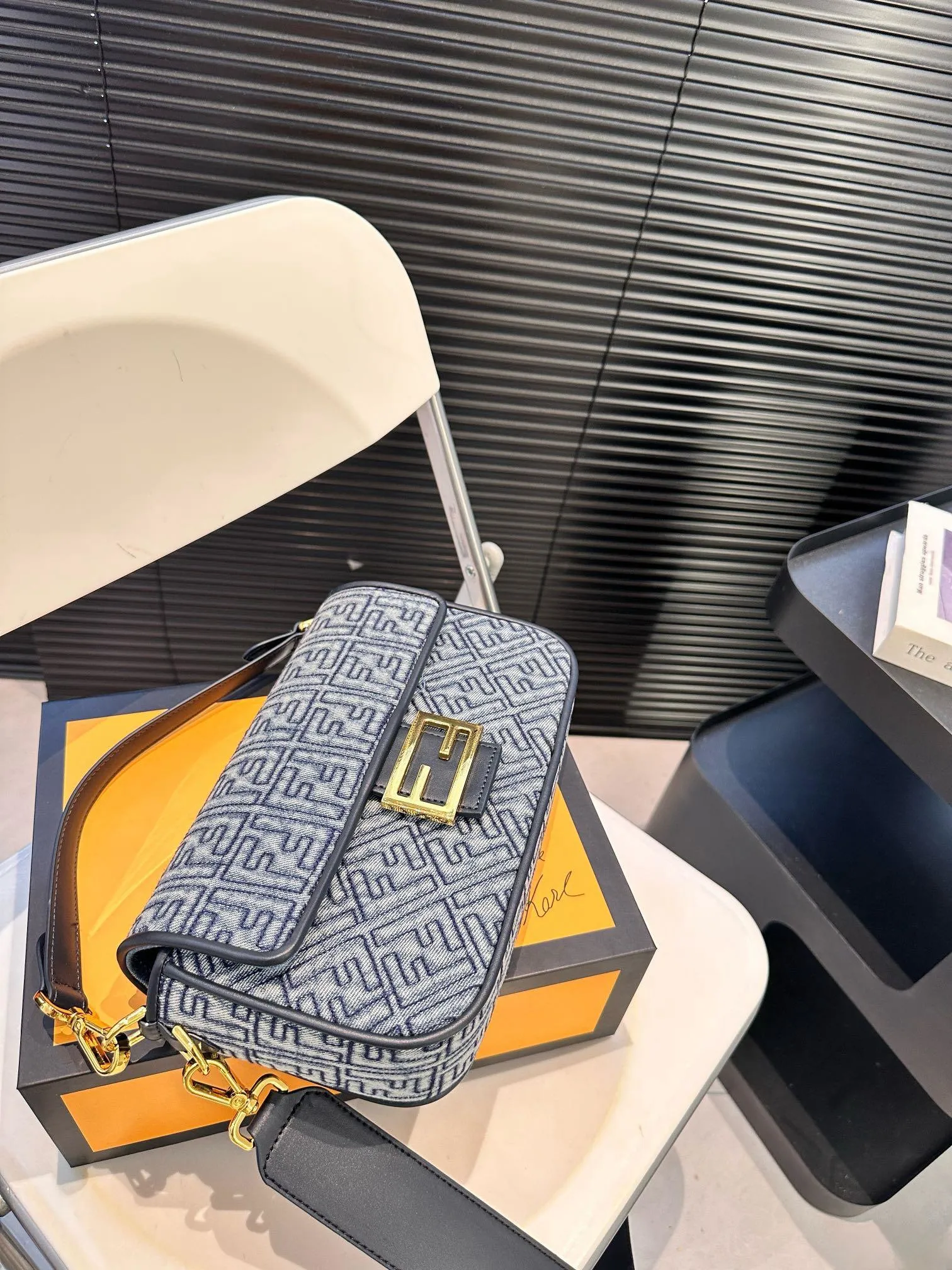 【2026】【FENDI  公式旗艦店】フェンディ 斜めがけバッグ  当日出荷 好評に付き再入荷！25*15CM  240720