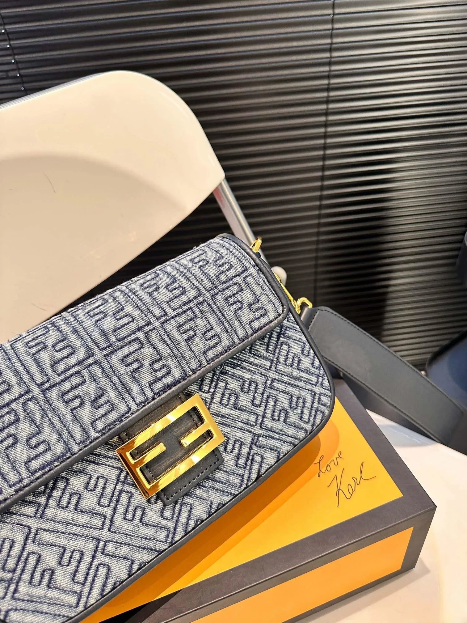 【2026】【FENDI  公式旗艦店】フェンディ 斜めがけバッグ  当日出荷 好評に付き再入荷！25*15CM  240720