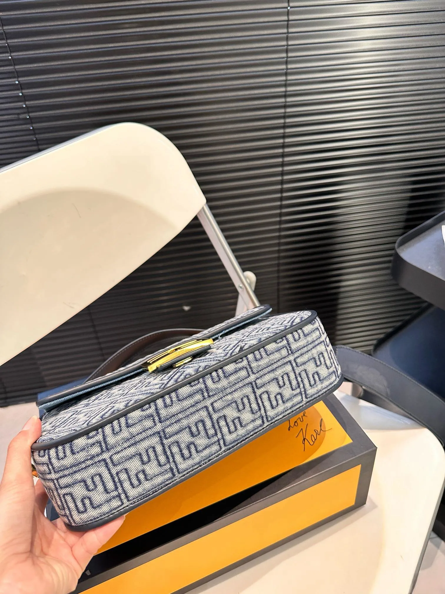 【2026】【FENDI  公式旗艦店】フェンディ 斜めがけバッグ  当日出荷 好評に付き再入荷！25*15CM  240720