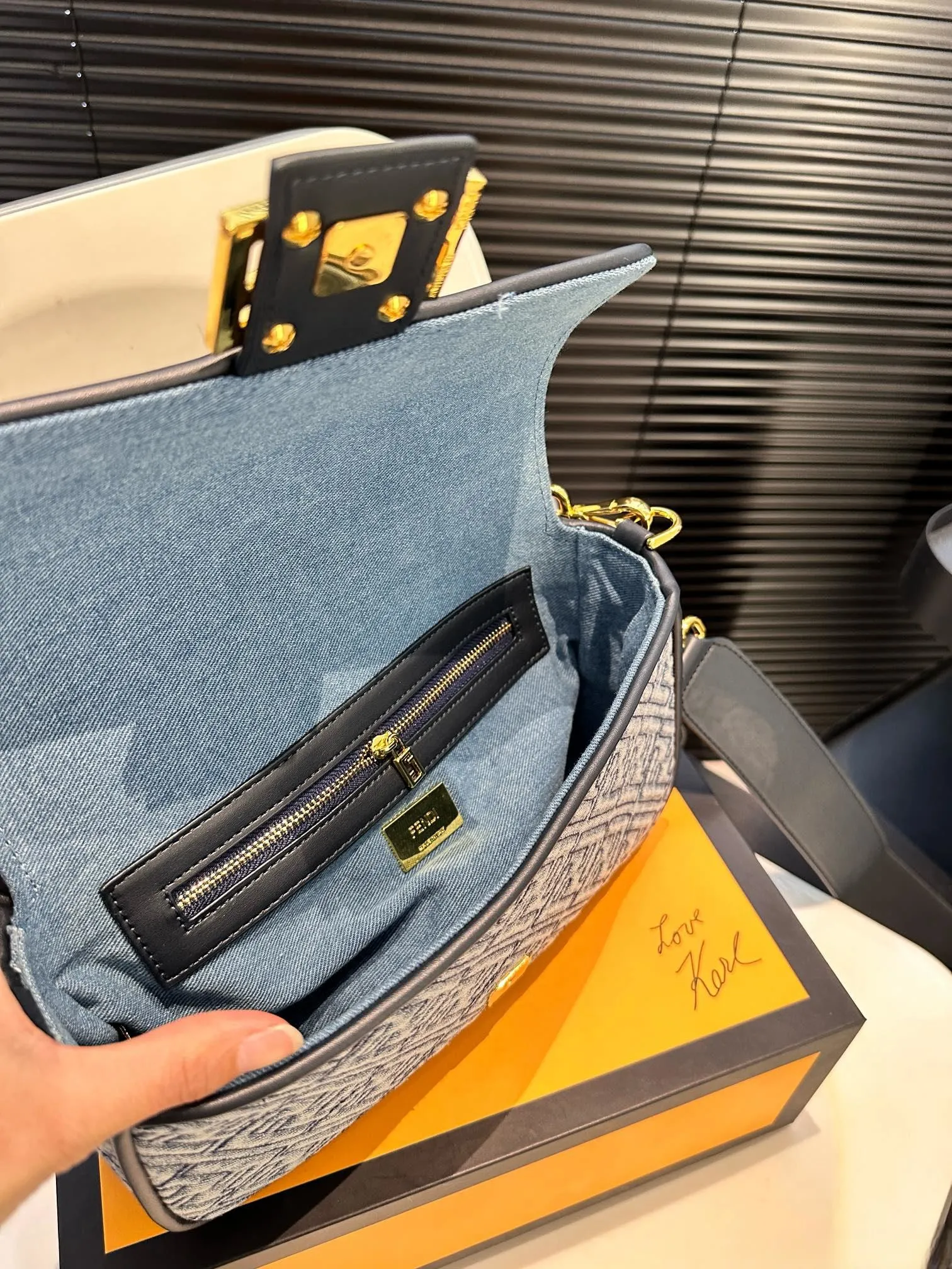 【2026】【FENDI  公式旗艦店】フェンディ 斜めがけバッグ  当日出荷 好評に付き再入荷！25*15CM  240720