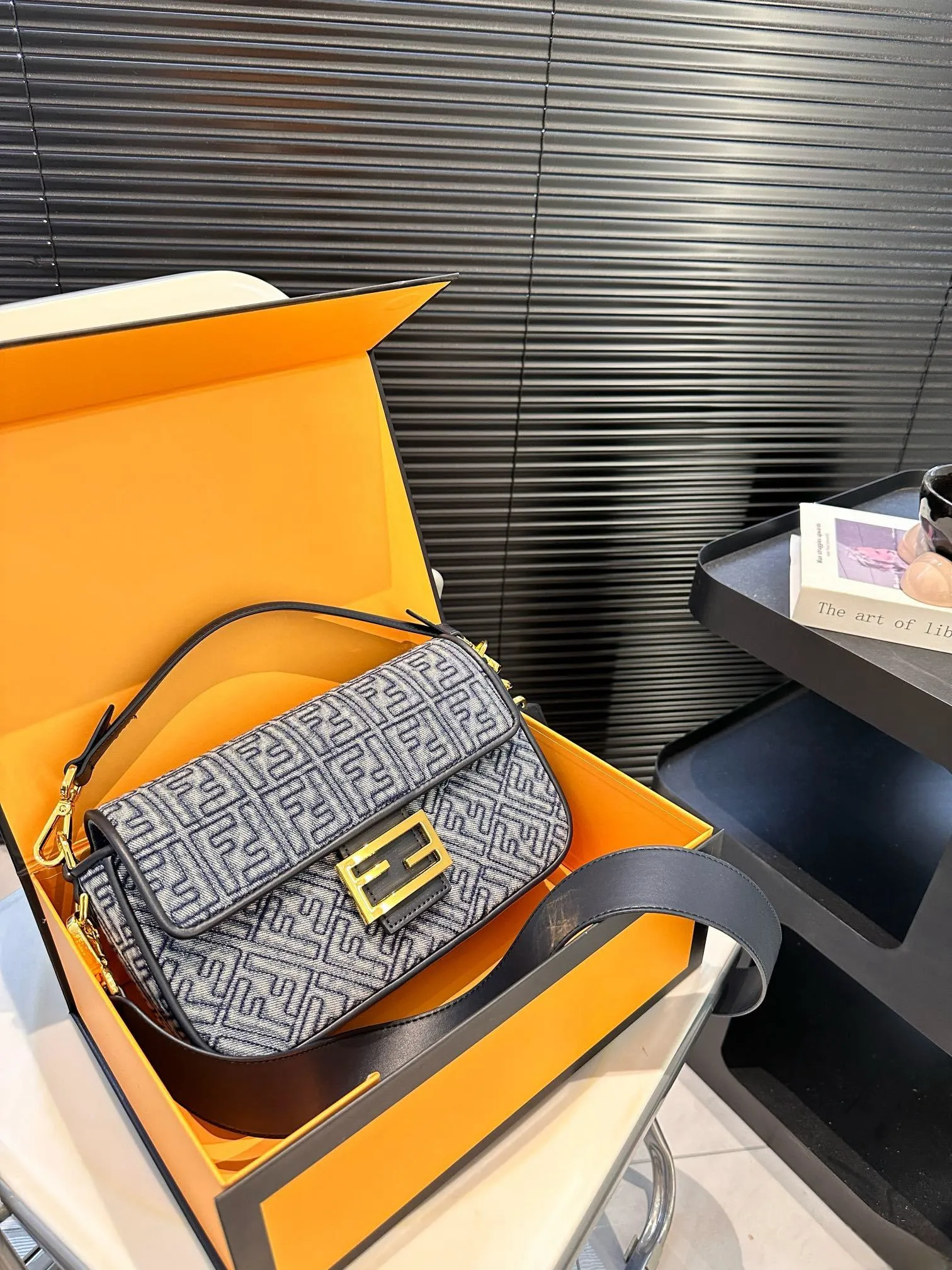 【2026】【FENDI  公式旗艦店】フェンディ 斜めがけバッグ  当日出荷 好評に付き再入荷！25*15CM  240720