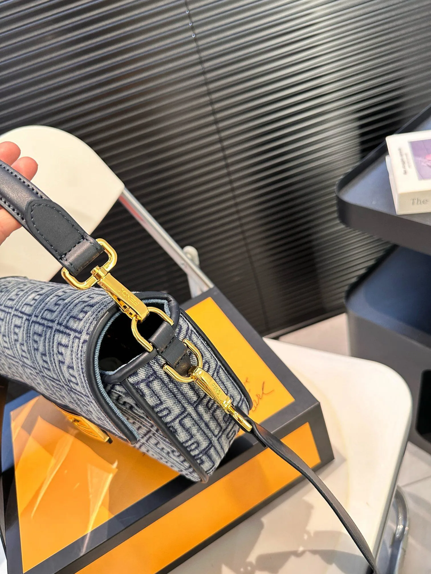 【2026】【FENDI  公式旗艦店】フェンディ 斜めがけバッグ  当日出荷 好評に付き再入荷！25*15CM  240720