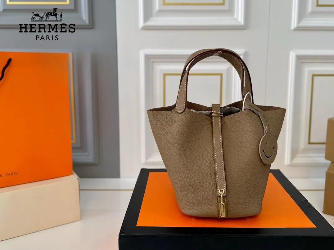 【2026】【Hermès 公式旗艦店】エルメス ハンドバッグ 当日出荷 好評に付き再入荷！19*18.5CM  240724