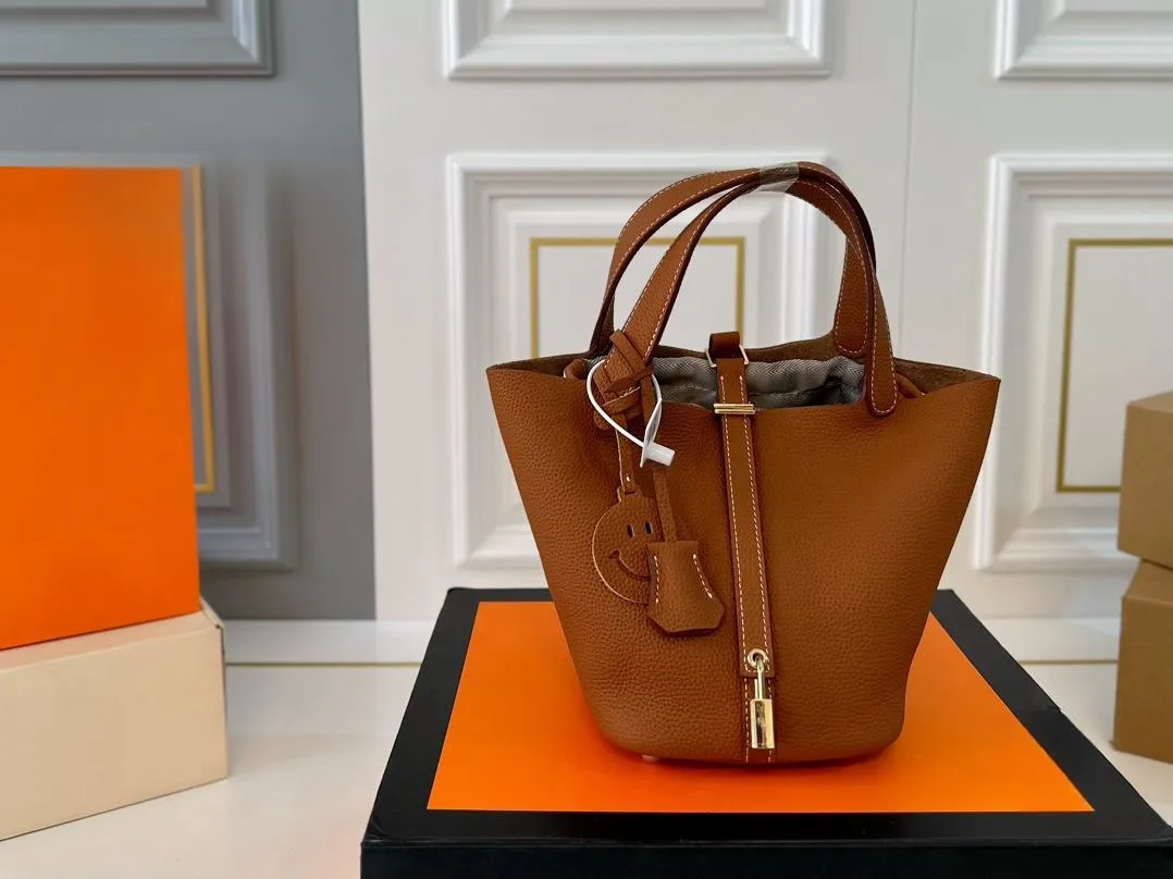 【2026】【Hermès 公式旗艦店】エルメス ハンドバッグ 当日出荷 好評に付き再入荷！19*18.5CM  240724