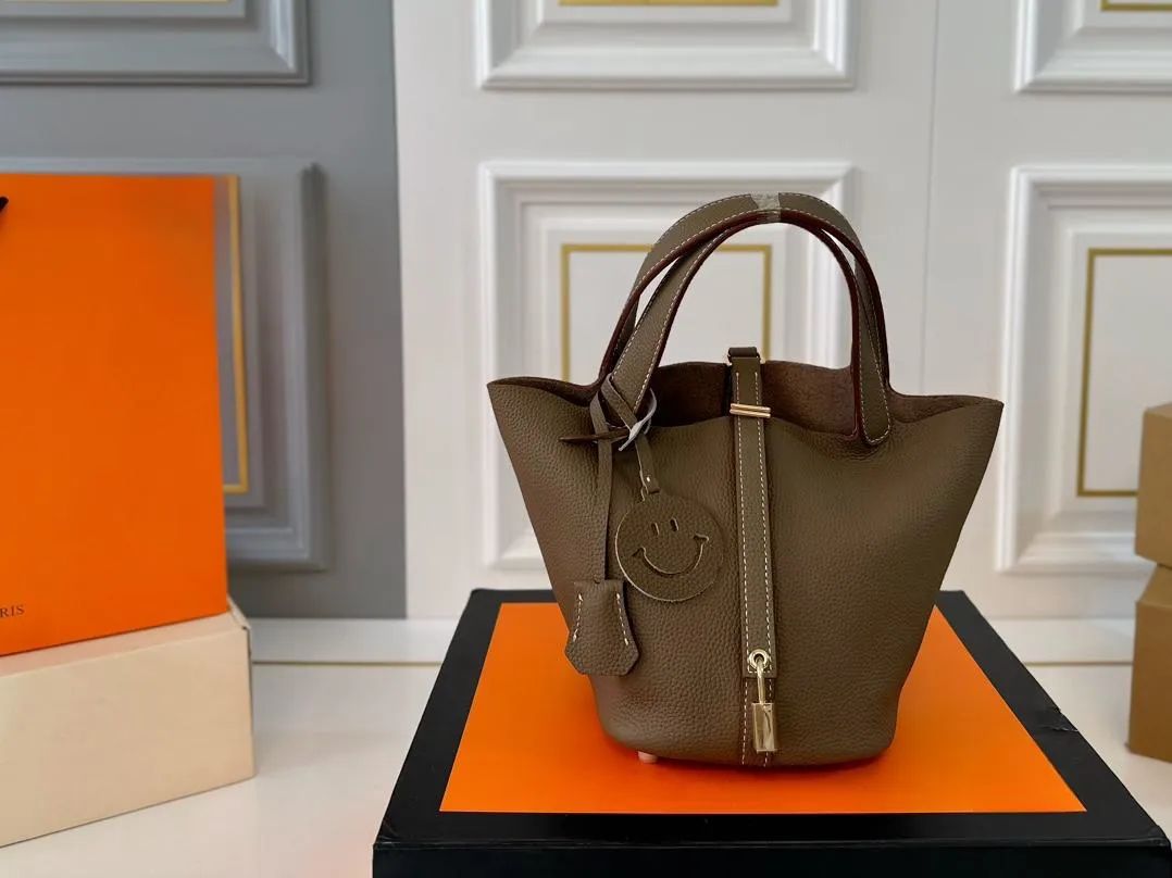 【2026】【Hermès 公式旗艦店】エルメス ハンドバッグ 当日出荷 好評に付き再入荷！19*18.5CM  240724