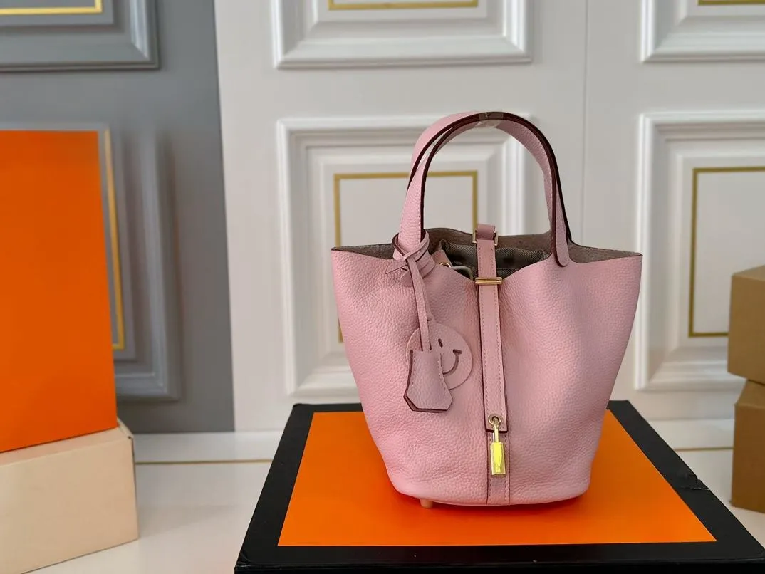 【2026】【Hermès 公式旗艦店】エルメス ハンドバッグ 当日出荷 好評に付き再入荷！19*18.5CM  240724