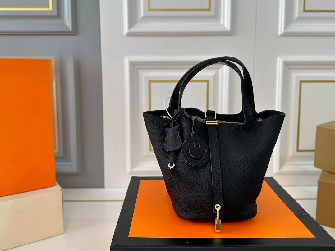 【2026】【Hermès 公式旗艦店】エルメス ハンドバッグ 当日出荷 好評に付き再入荷！19*18.5CM  240724