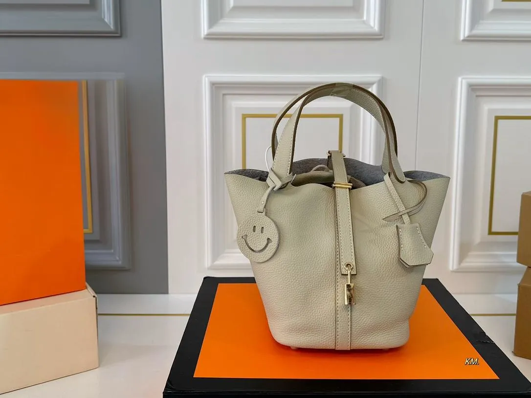 【2026】【Hermès 公式旗艦店】エルメス ハンドバッグ 当日出荷 好評に付き再入荷！19*18.5CM  240724