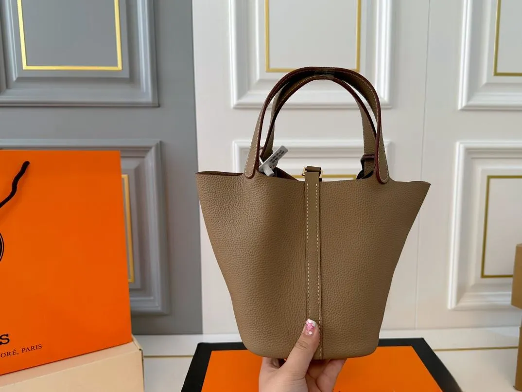 【2026】【Hermès 公式旗艦店】エルメス ハンドバッグ 当日出荷 好評に付き再入荷！19*18.5CM  240724