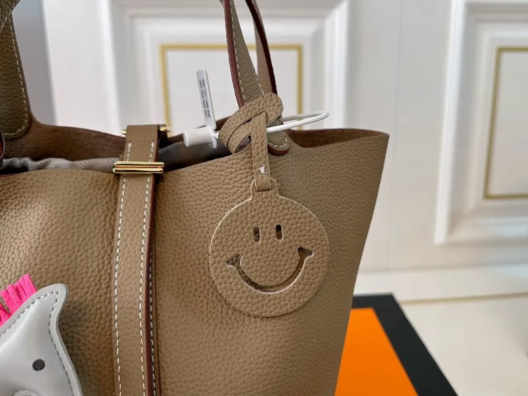 【2026】【Hermès 公式旗艦店】エルメス ハンドバッグ 当日出荷 好評に付き再入荷！19*18.5CM  240724