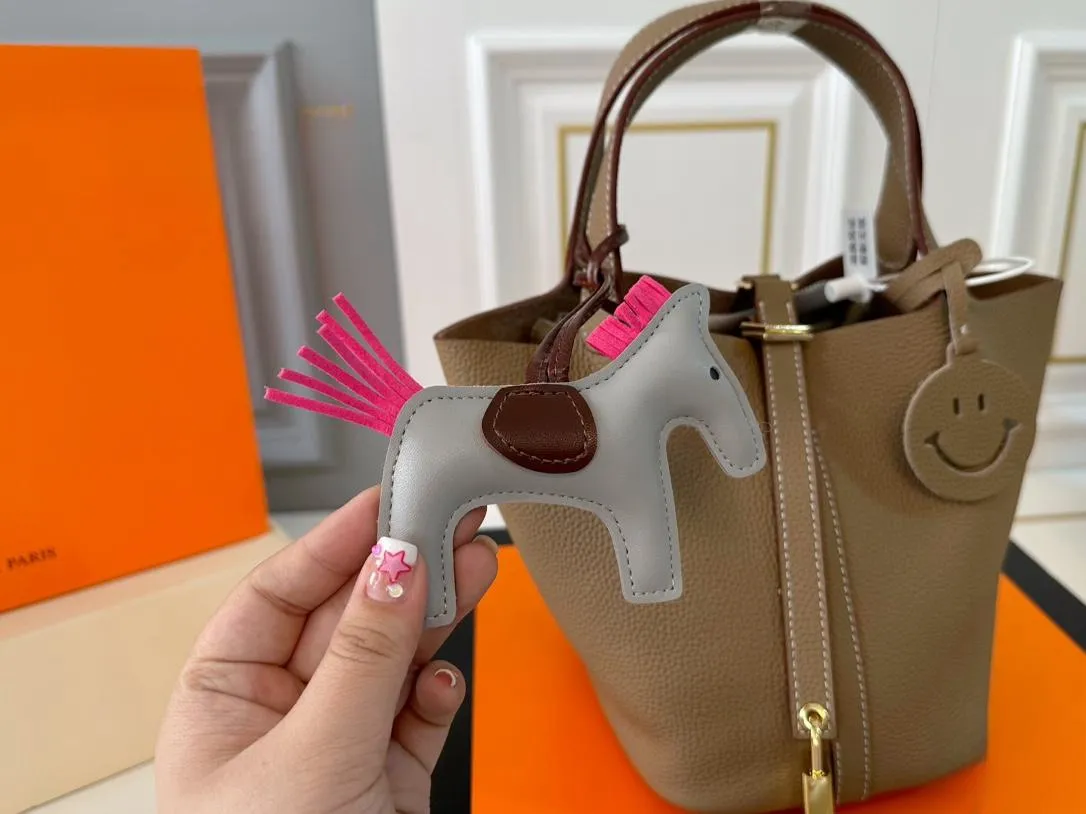 【2026】【Hermès 公式旗艦店】エルメス ハンドバッグ 当日出荷 好評に付き再入荷！19*18.5CM  240724