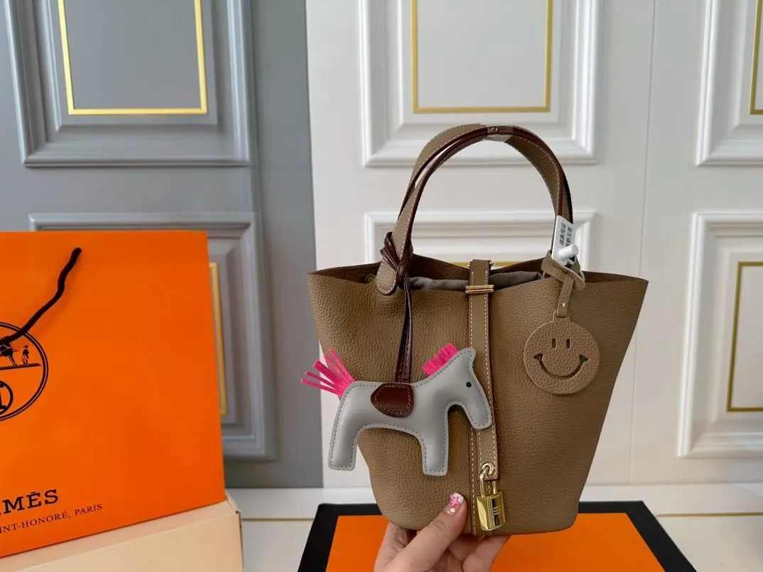 【2026】【Hermès 公式旗艦店】エルメス ハンドバッグ 当日出荷 好評に付き再入荷！19*18.5CM  240724