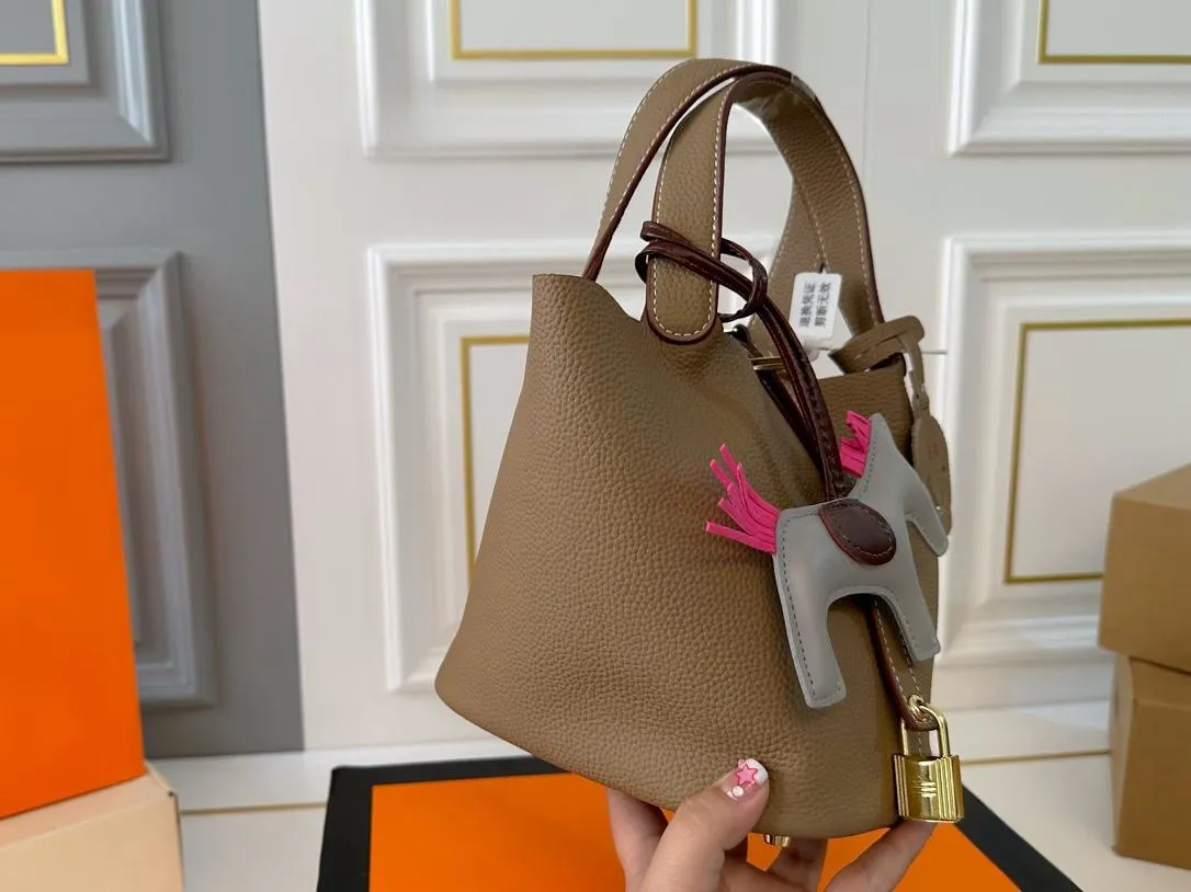 【2026】【Hermès 公式旗艦店】エルメス ハンドバッグ 当日出荷 好評に付き再入荷！19*18.5CM  240724