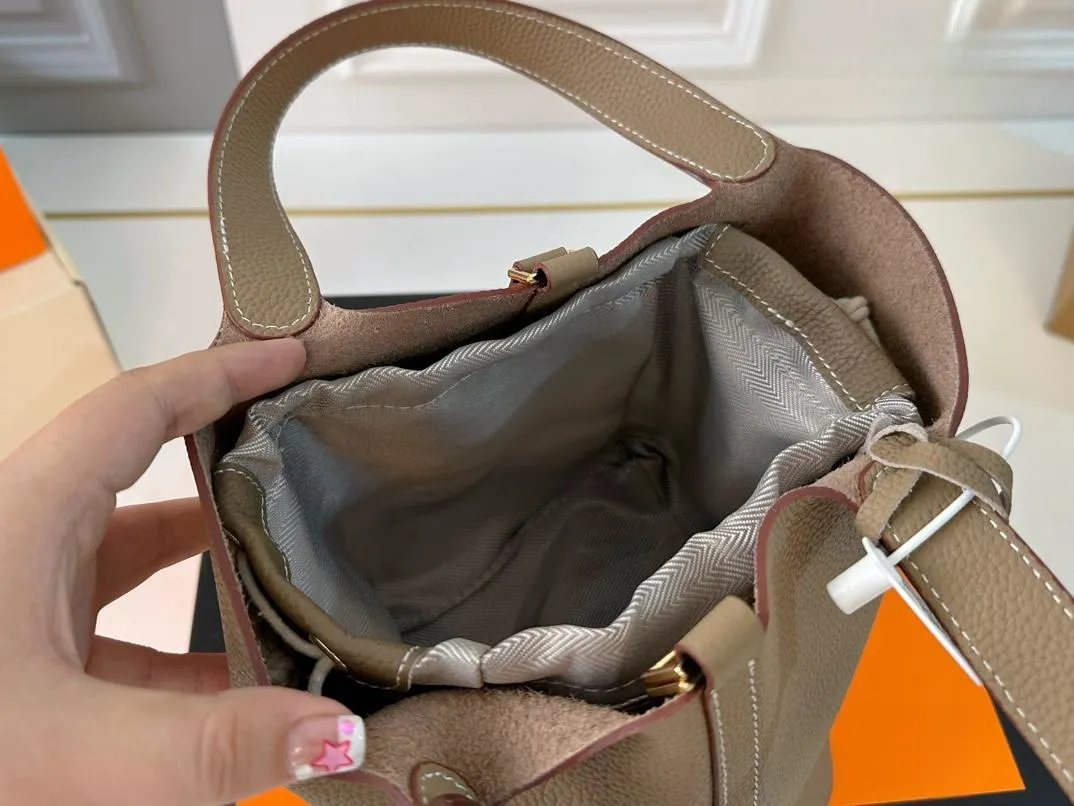 【2026】【Hermès 公式旗艦店】エルメス ハンドバッグ 当日出荷 好評に付き再入荷！19*18.5CM  240724