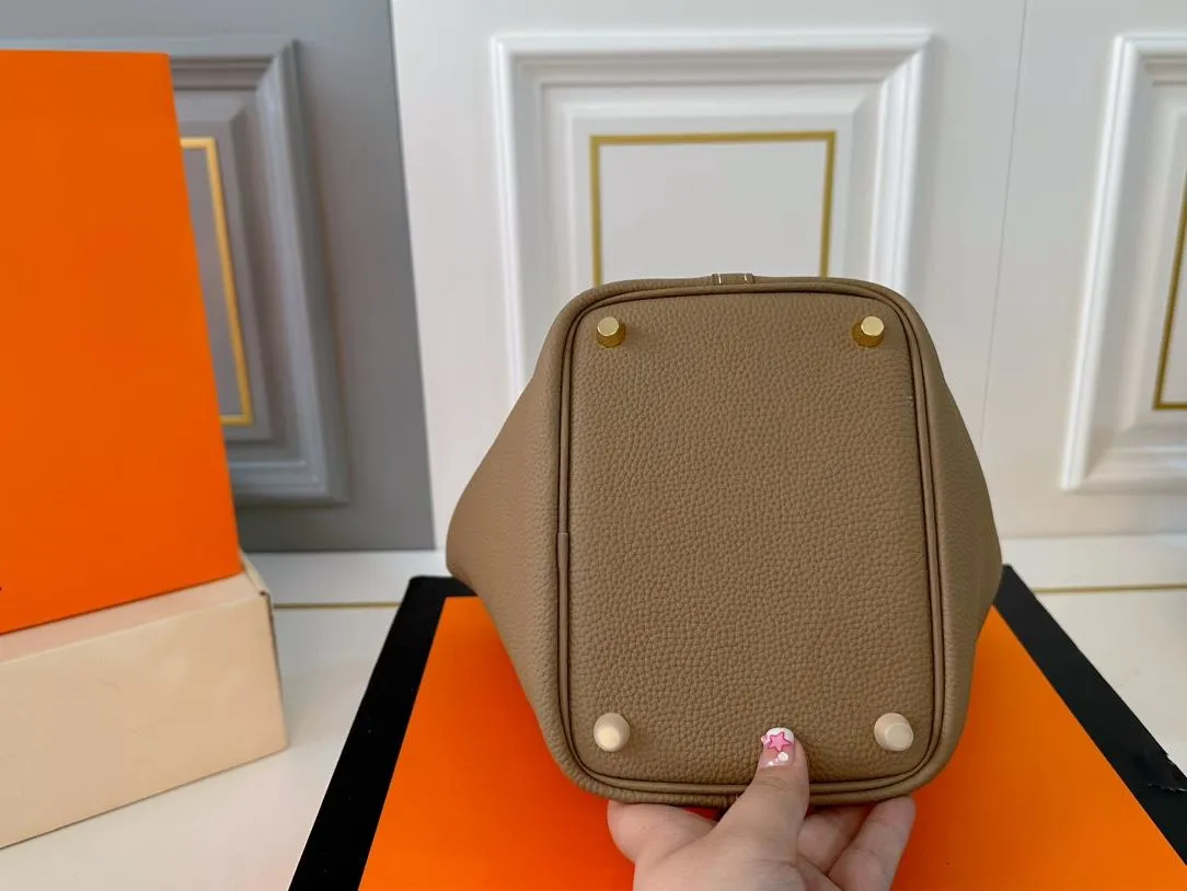 【2026】【Hermès 公式旗艦店】エルメス ハンドバッグ 当日出荷 好評に付き再入荷！19*18.5CM  240724
