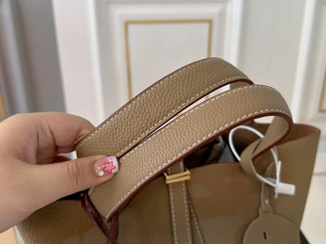【2026】【Hermès 公式旗艦店】エルメス ハンドバッグ 当日出荷 好評に付き再入荷！19*18.5CM  240724