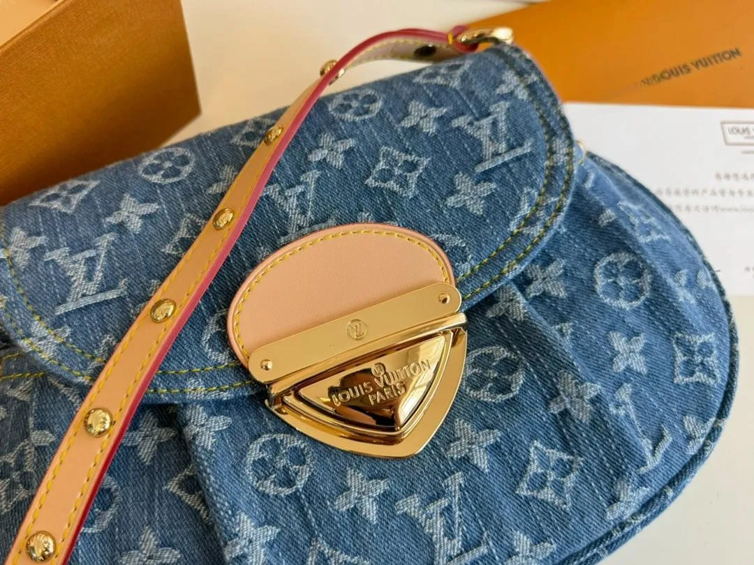 【2026】【LOUIS VUITTON 公式旗艦店】ルイヴィトン  斜めがけバッグ 当日出荷 好評に付き再入荷！24*18CM  1240722