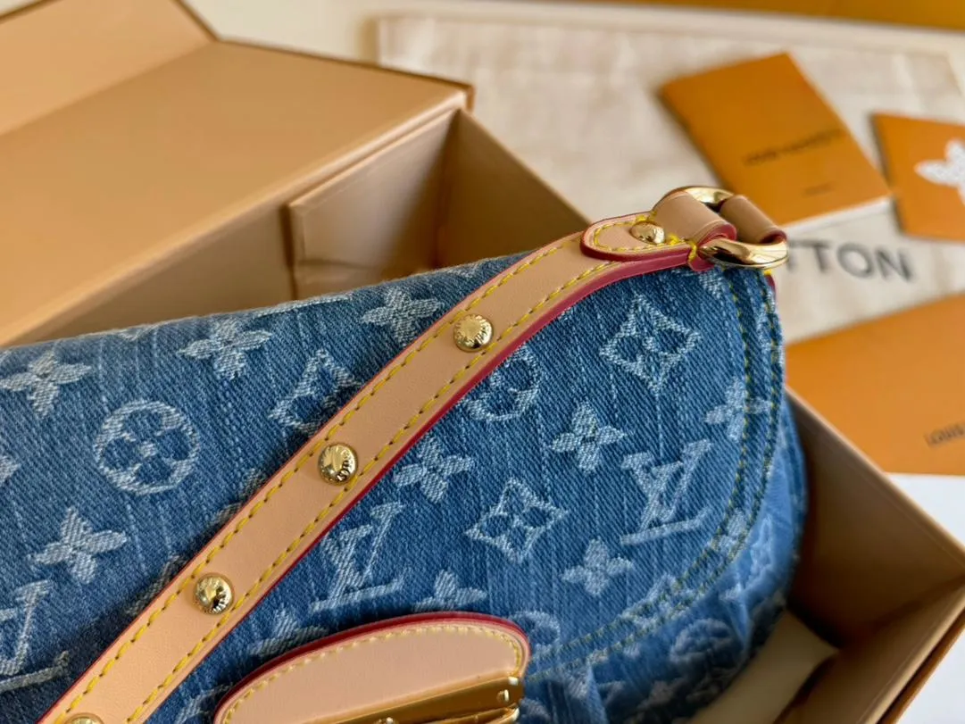 【2026】【LOUIS VUITTON 公式旗艦店】ルイヴィトン  斜めがけバッグ 当日出荷 好評に付き再入荷！24*18CM  1240722