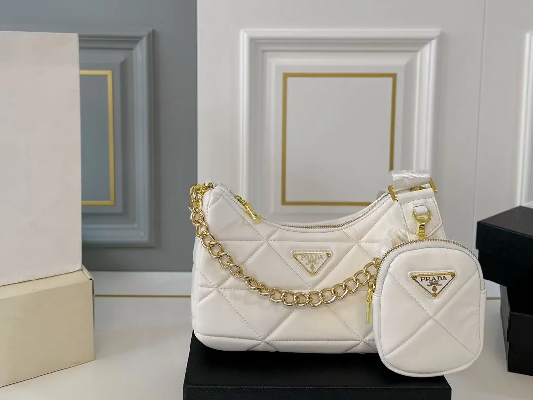 【2026】【PRADA  公式 旗艦店】プラダ  斜めがけバッグ 当日出荷 好評に付き再入荷！26*13CM 240719