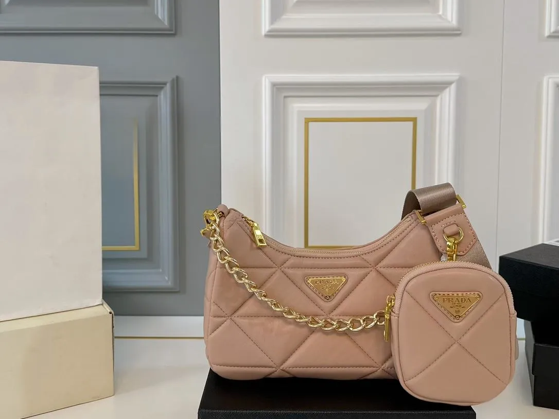 【2026】【PRADA  公式 旗艦店】プラダ  斜めがけバッグ 当日出荷 好評に付き再入荷！26*13CM 240719