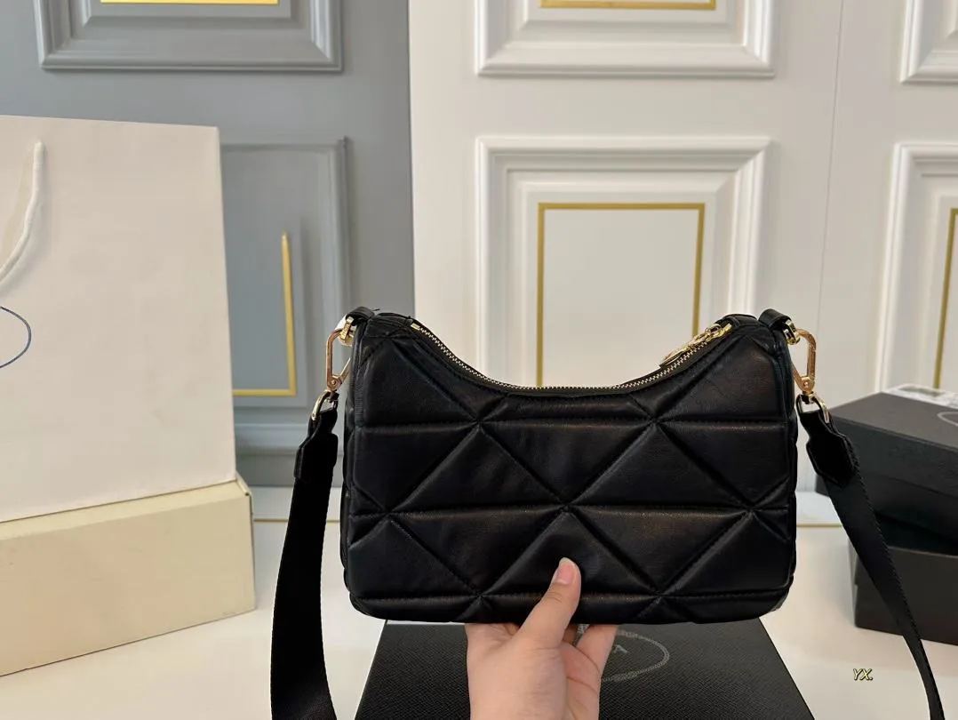 【2026】【PRADA  公式 旗艦店】プラダ  斜めがけバッグ 当日出荷 好評に付き再入荷！26*13CM 240719