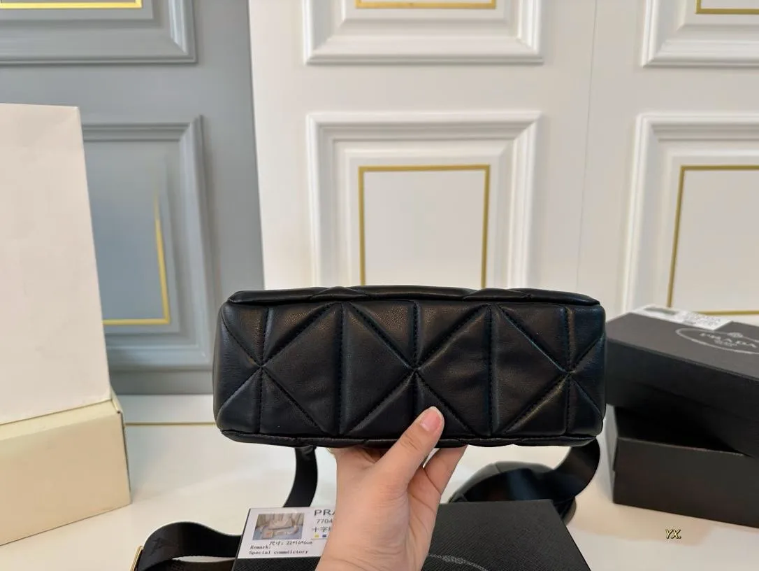 【2026】【PRADA  公式 旗艦店】プラダ  斜めがけバッグ 当日出荷 好評に付き再入荷！26*13CM 240719