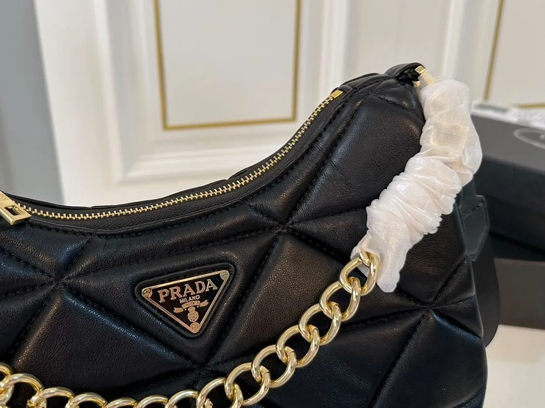 【2026】【PRADA  公式 旗艦店】プラダ  斜めがけバッグ 当日出荷 好評に付き再入荷！26*13CM 240719