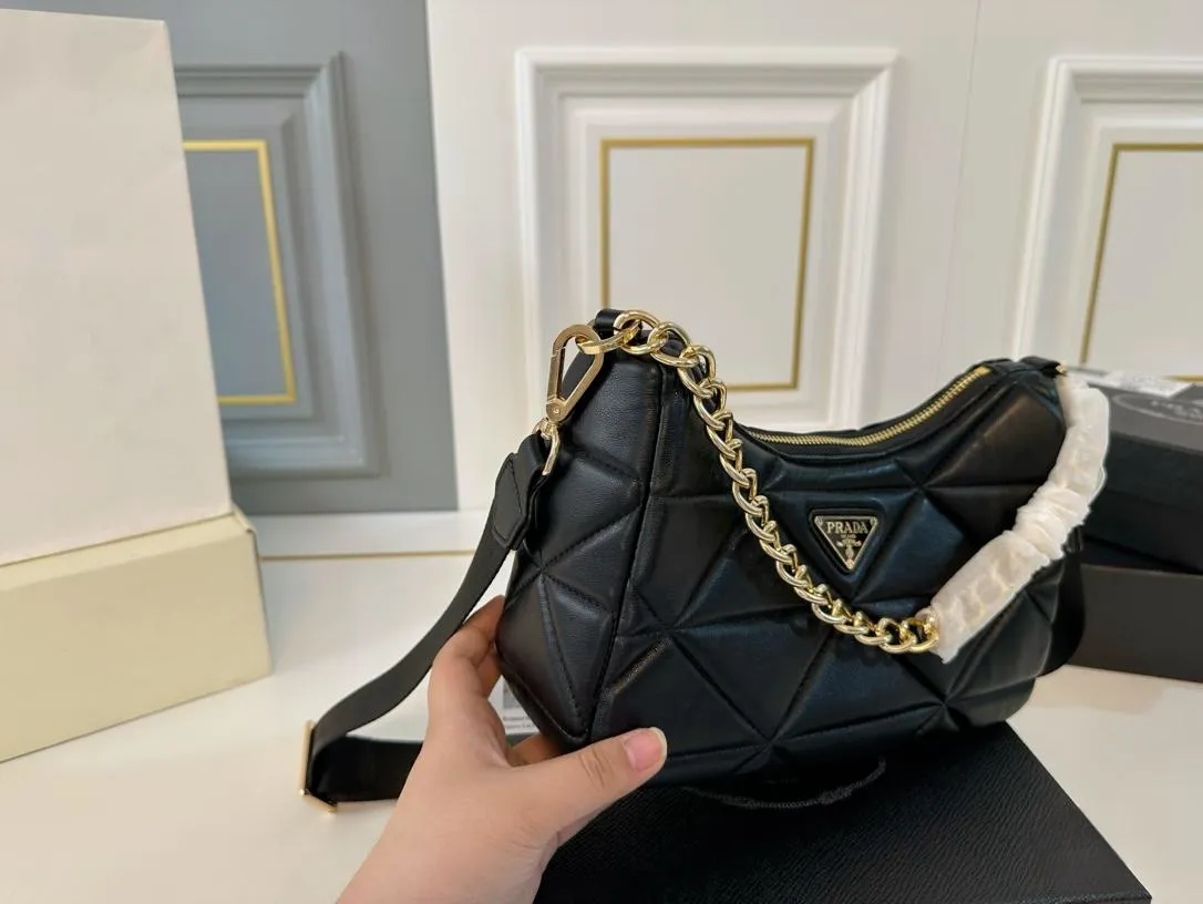 【2026】【PRADA  公式 旗艦店】プラダ  斜めがけバッグ 当日出荷 好評に付き再入荷！26*13CM 240719