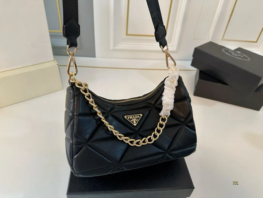 【2026】【PRADA  公式 旗艦店】プラダ  斜めがけバッグ 当日出荷 好評に付き再入荷！26*13CM 240719