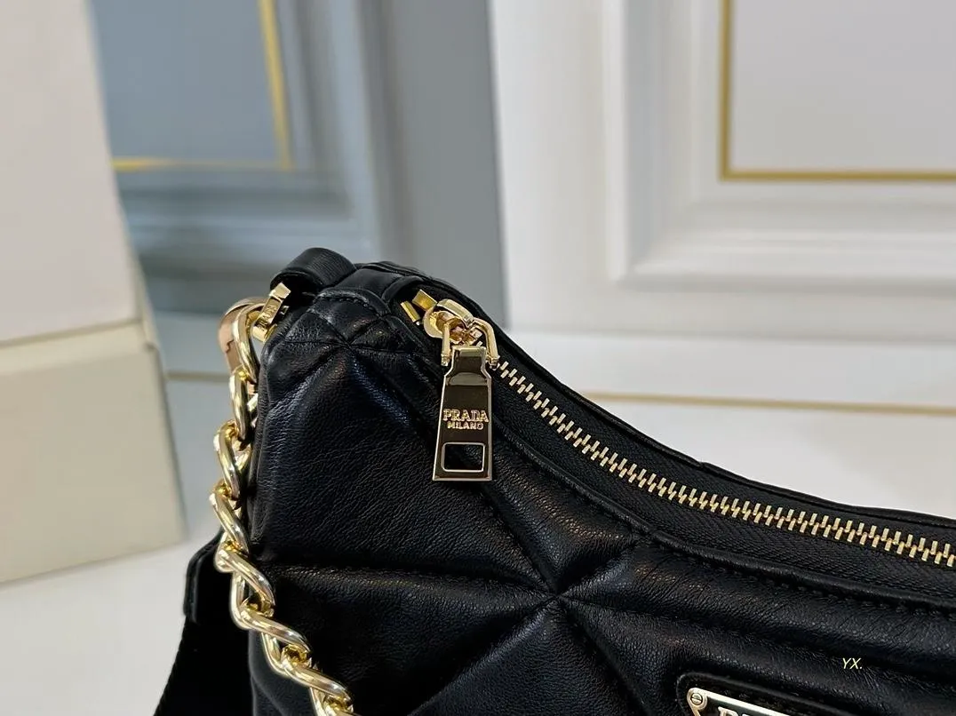【2026】【PRADA  公式 旗艦店】プラダ  斜めがけバッグ 当日出荷 好評に付き再入荷！26*13CM 240719