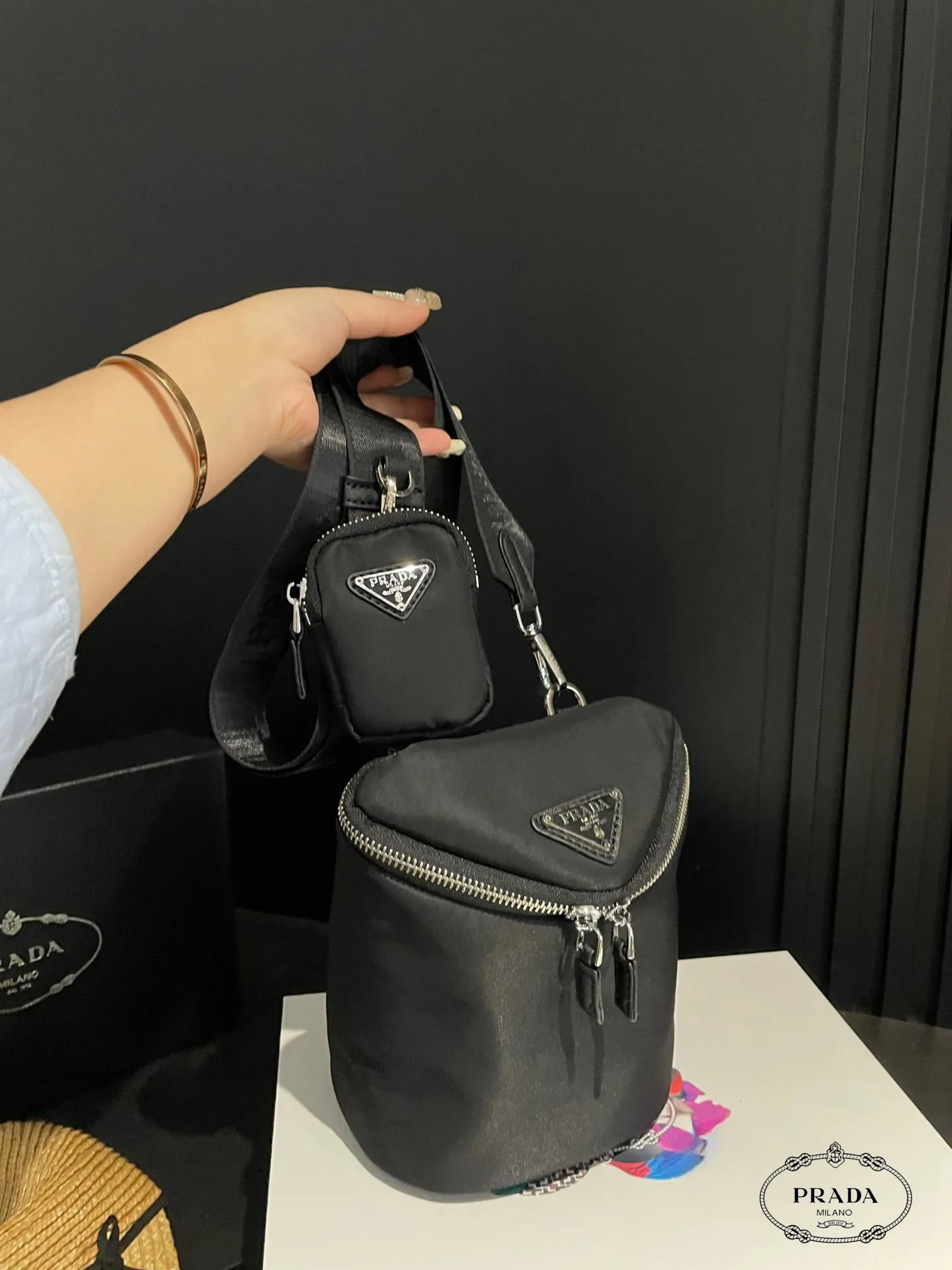 【2026】【PRADA  公式 旗艦店】プラダ  斜めがけバッグ 当日出荷 好評に付き再入荷！20*16CM  240719