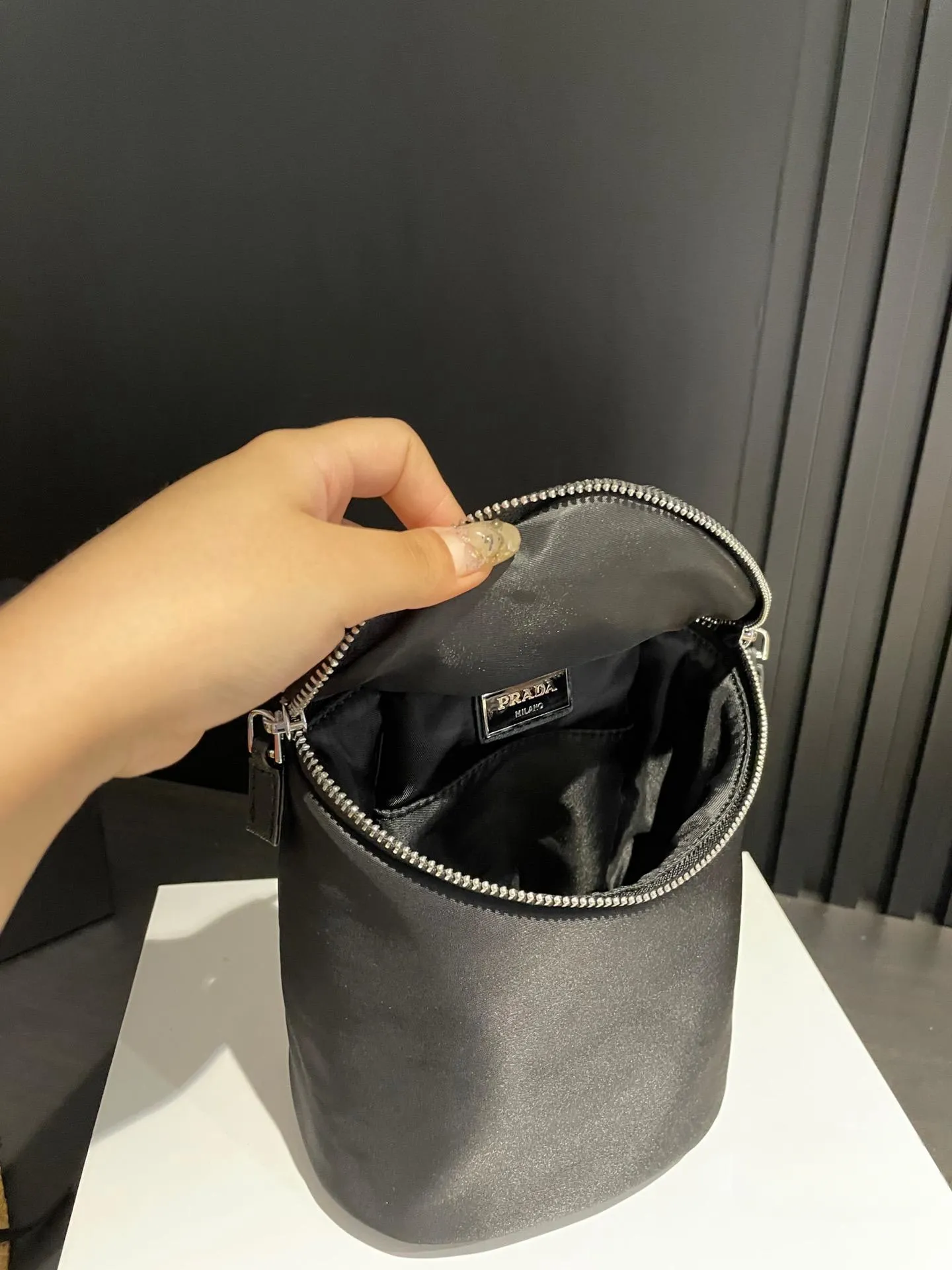 【2026】【PRADA  公式 旗艦店】プラダ  斜めがけバッグ 当日出荷 好評に付き再入荷！20*16CM  240719