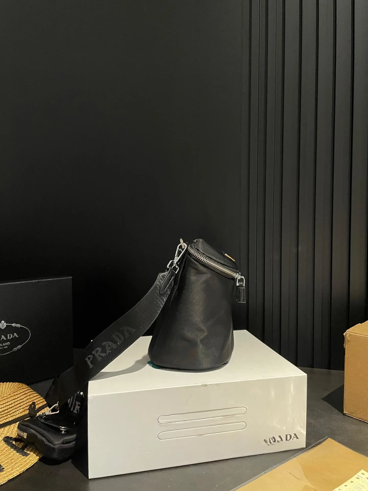 【2026】【PRADA  公式 旗艦店】プラダ  斜めがけバッグ 当日出荷 好評に付き再入荷！20*16CM  240719