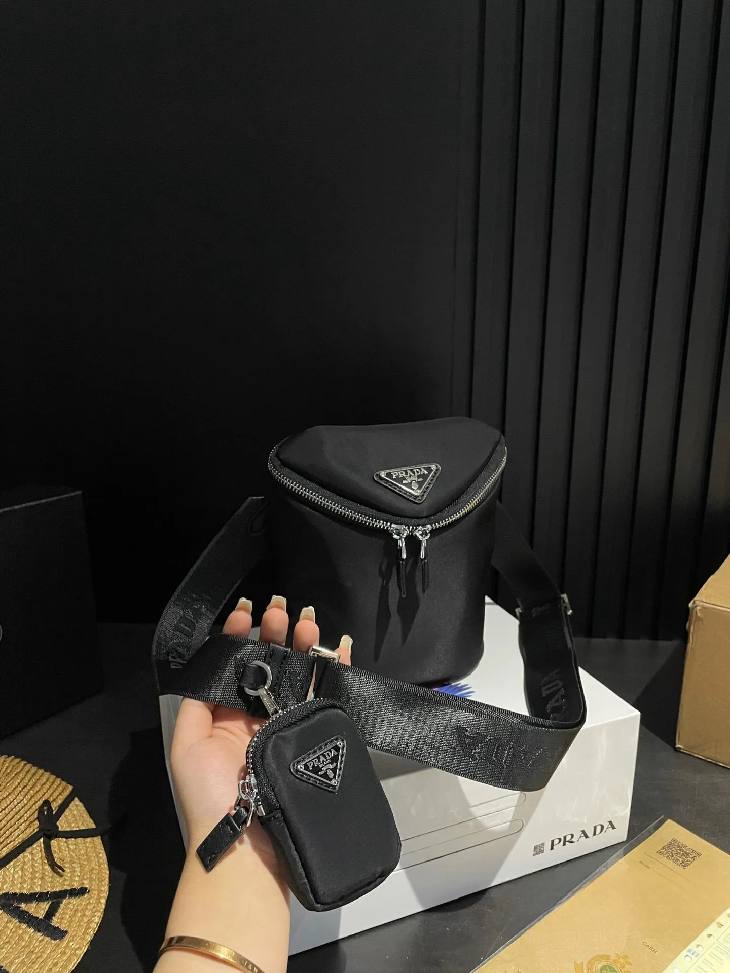 【2026】【PRADA  公式 旗艦店】プラダ  斜めがけバッグ 当日出荷 好評に付き再入荷！20*16CM  240719