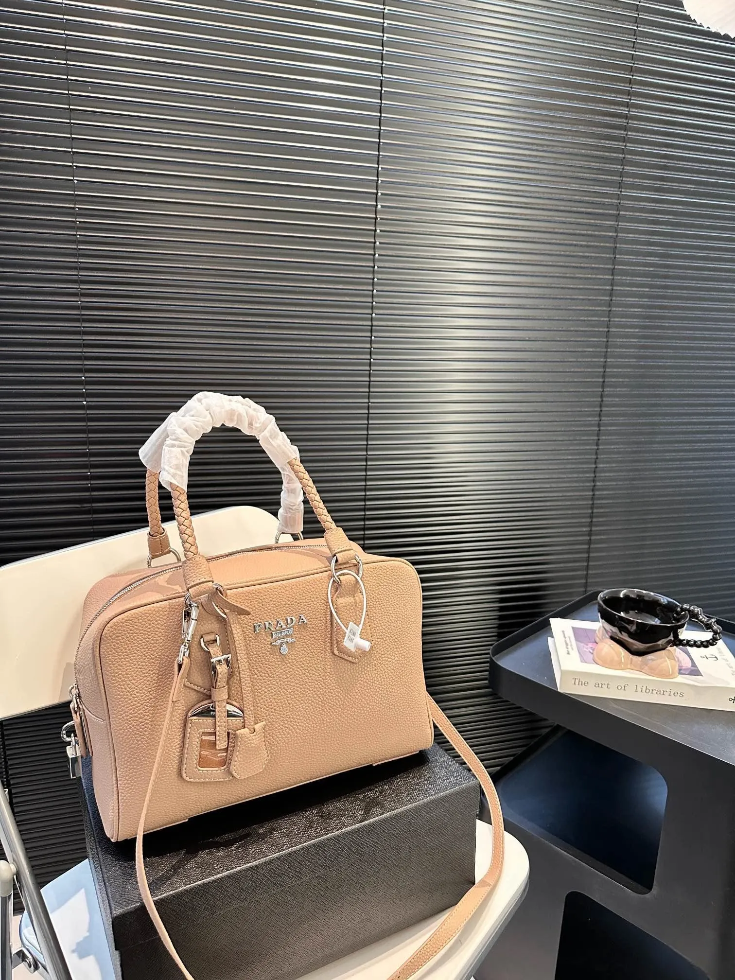 【2026】【PRADA  公式 旗艦店】プラダ   ハンドバッグ当日出荷 好評に付き再入荷！31*21CM  240719