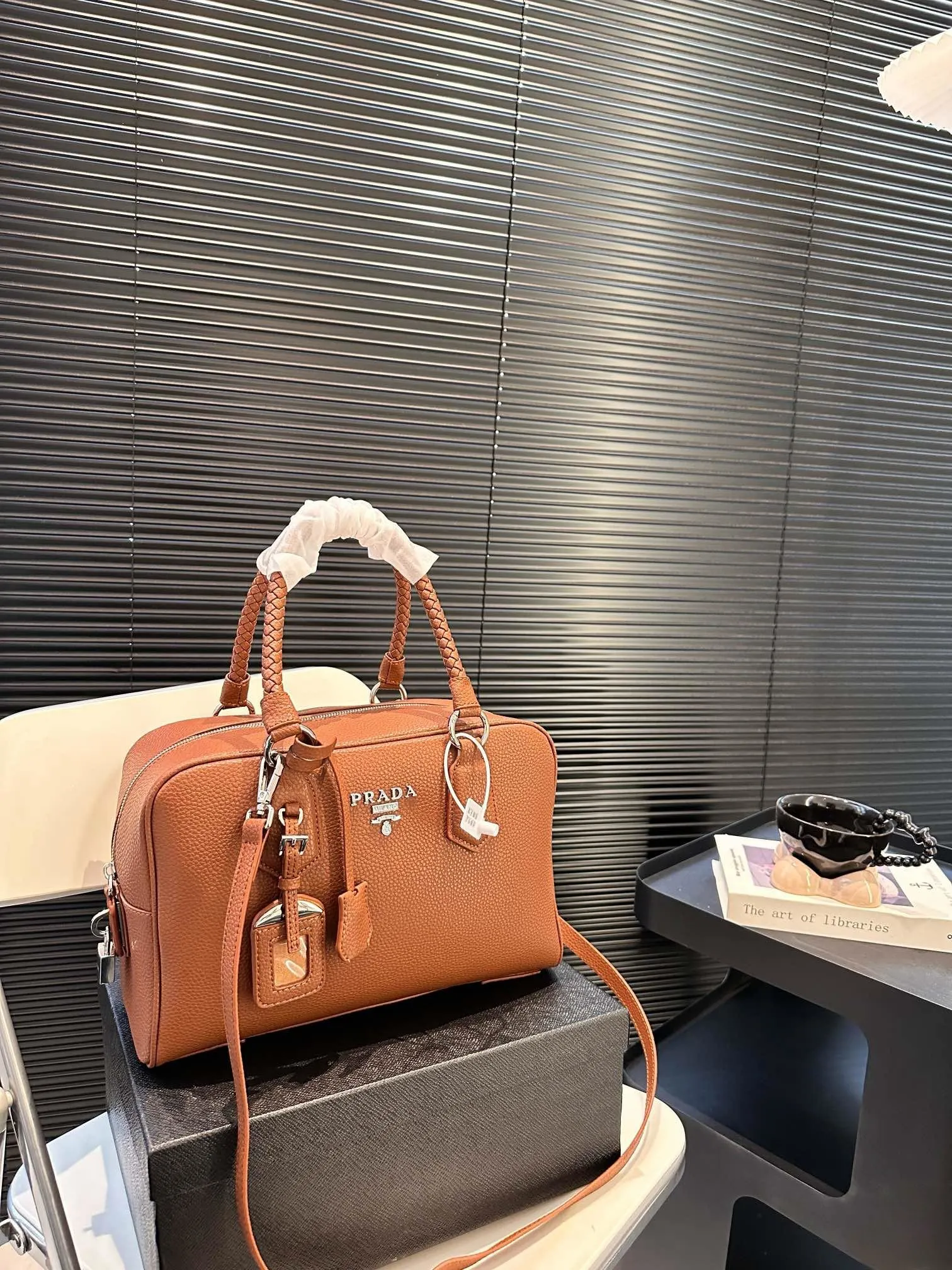 【2026】【PRADA  公式 旗艦店】プラダ   ハンドバッグ当日出荷 好評に付き再入荷！31*21CM  240719